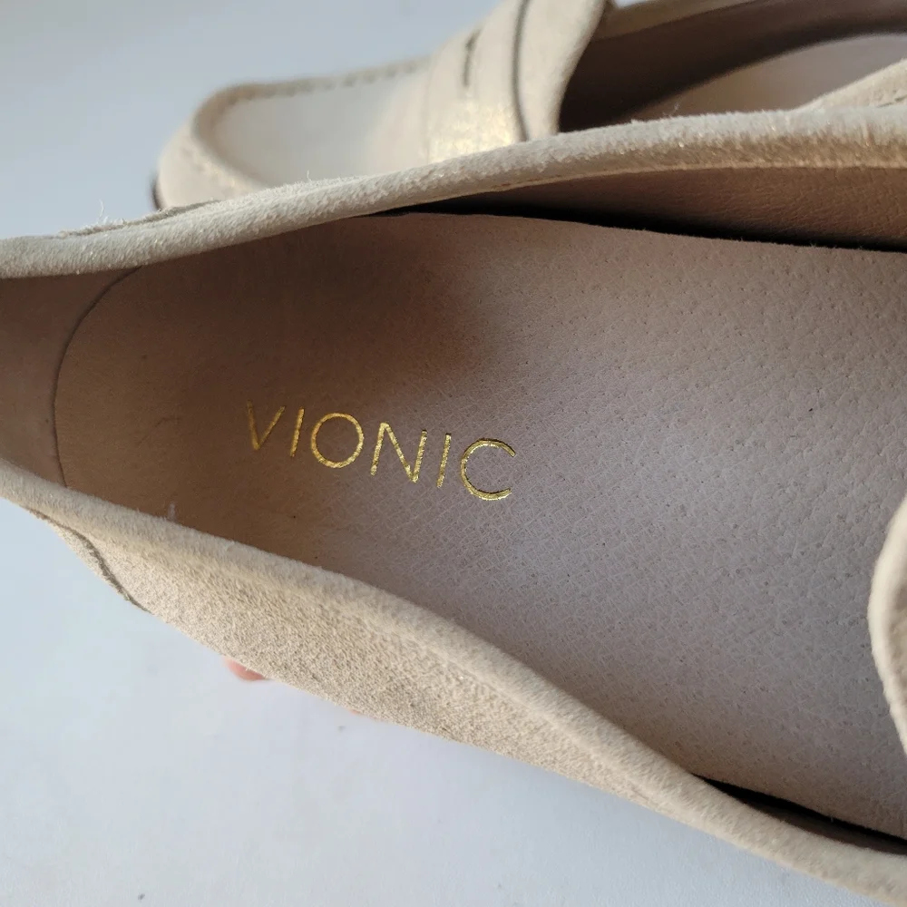 Vionic women's Waverly loafers in cream and gold size 7